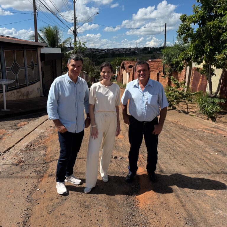 Deputados acompanham reta final de asfalto novo no Jardim Ismael