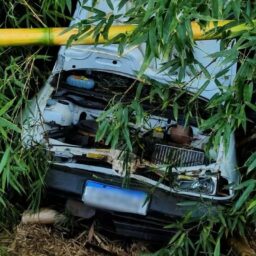 Carro furtado no estacionamento de centro de compras é abandonado na zona rural