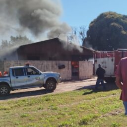 Veículo pega fogo em garagem e família corre para escapar de incêndio em Quintana