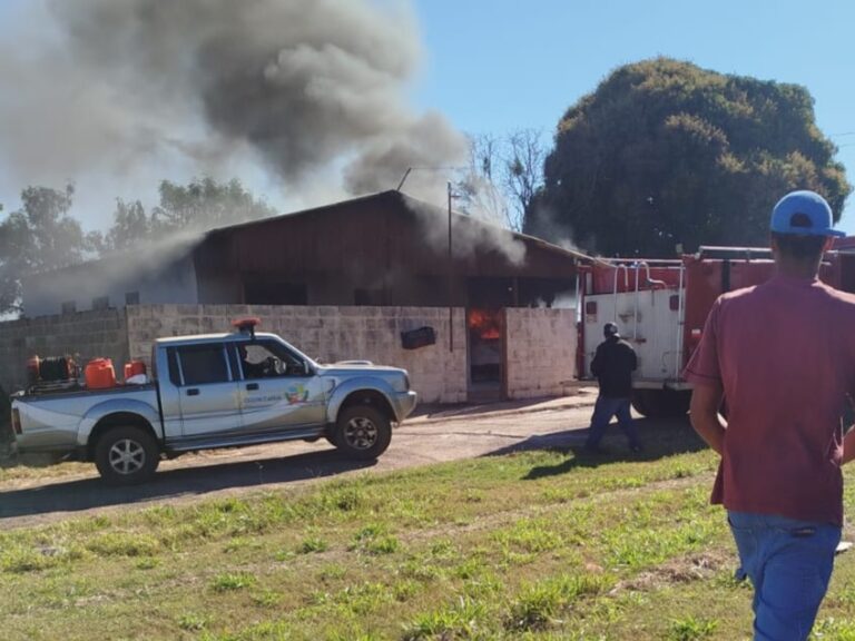 Veículo pega fogo em garagem e família corre para escapar de incêndio em Quintana