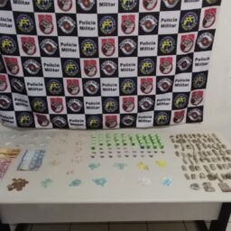 Pochete gera suspeita e polícia descobre estoque de drogas em meio a entulhos