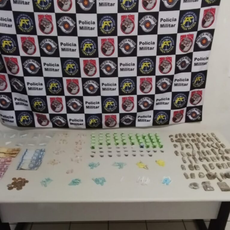 Pochete gera suspeita e polícia descobre estoque de drogas em meio a entulhos