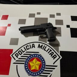 Barbeiro diz ter ‘21 tiros’, ameaça funcionário de adega e acaba detido com arma falsa