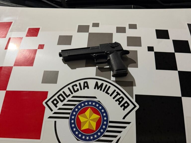 Barbeiro diz ter ‘21 tiros’, ameaça funcionário de adega e acaba detido com arma falsa
