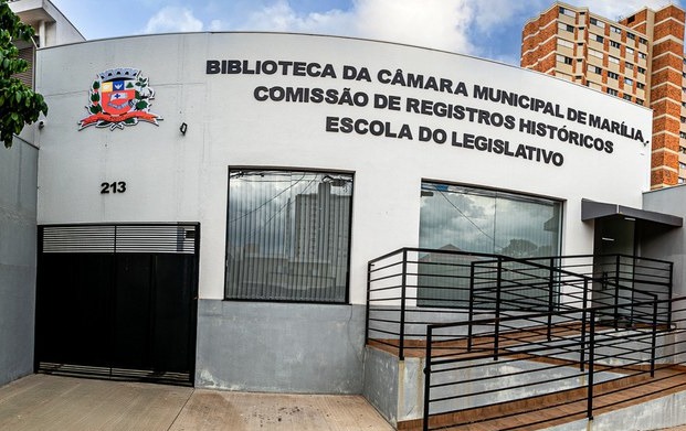 Biblioteca da Câmara de Marília recebe exposição e livro sobre reciclagem