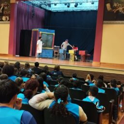 Teatro leva mensagem contra exploração infantil à população de Marília