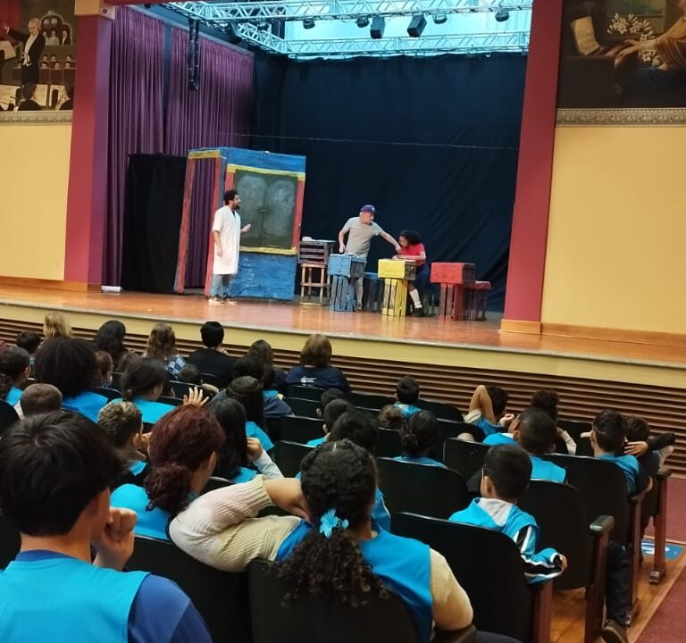 Teatro leva mensagem contra exploração infantil à população de Marília