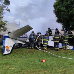 Avião cai na sede da AABB ao lado do aeroporto de Marília
