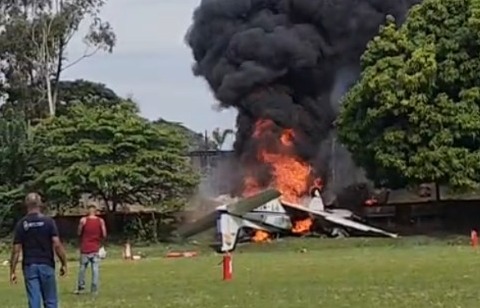 Vídeo mostra desespero e mobilização após queda de avião em Marília