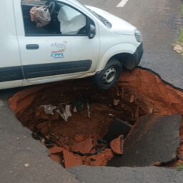 Cratera se abre na zona oeste e quase ‘engole’ veículo com eletricista