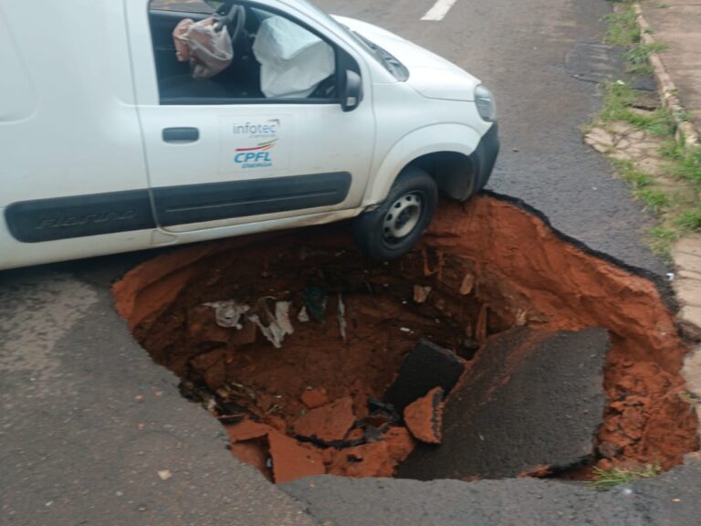 Cratera se abre na zona oeste e quase ‘engole’ veículo com eletricista