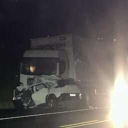 Motorista morre em acidente envolvendo dois carros e caminhão na região