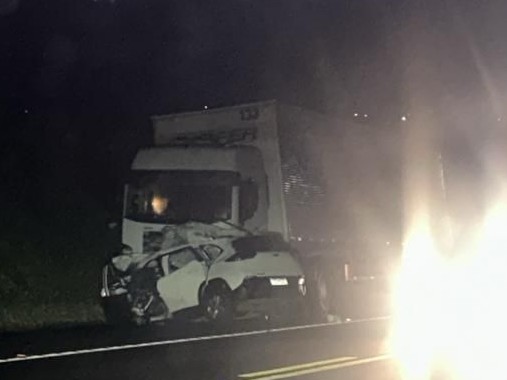 Motorista morre em acidente envolvendo dois carros e caminhão na região