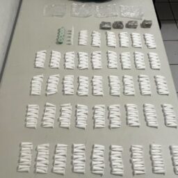 Dupla é presa com 425 porções de cocaína em ponto de tráfico na Vila Barros