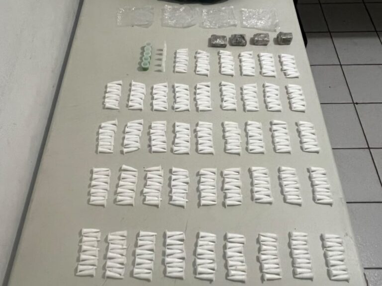 Dupla é presa com 425 porções de cocaína em ponto de tráfico na Vila Barros
