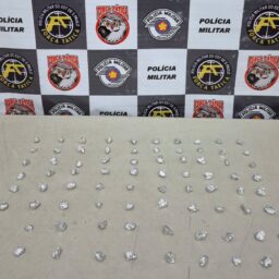 Homem é preso com 79 pedras de crack em terreno baldio de Vera Cruz