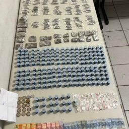 Jovem tenta fugir com mochila e dupla acaba presa por tráfico; ‘moiô’, avisa suspeito