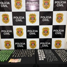 Adolescente é apreendido com drogas e foragido é preso por desacato e resistência
