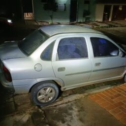 Após furtar carro, homem é seguido por motociclista e apanha de capacete