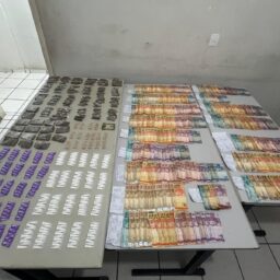 Com suposto gerente preso, tráfico perde drogas e mais R$ 13 mil na zona norte