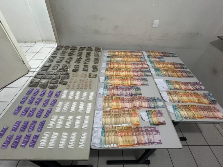 Com suposto gerente preso, tráfico perde drogas e mais R$ 13 mil na zona norte