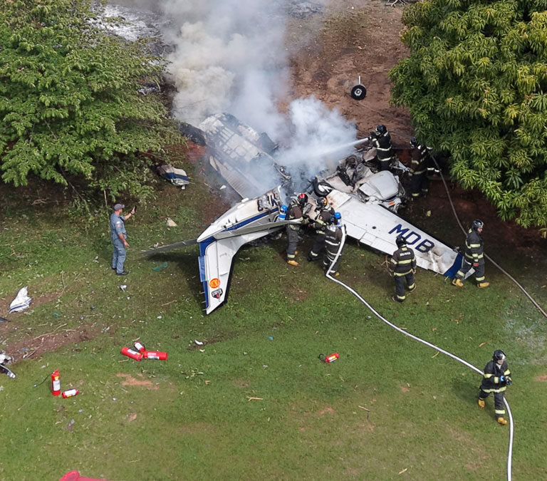 Veja as imagens do acidente aéreo que matou duas pessoas em Marília