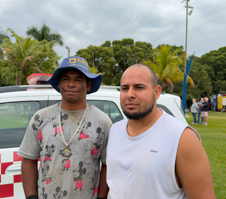 ‘Tiramos uma pessoa. Quando pensamos que conseguiríamos tirar mais uma, o extintor acabou’