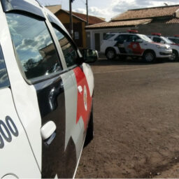 Mulher em prisão domiciliar é flagrada com mais de 470 porções de drogas