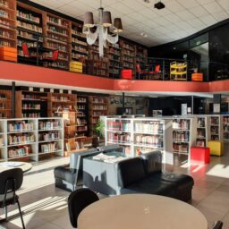 Biblioteca Municipal celebra aniversário com distribuição de livros em Marília