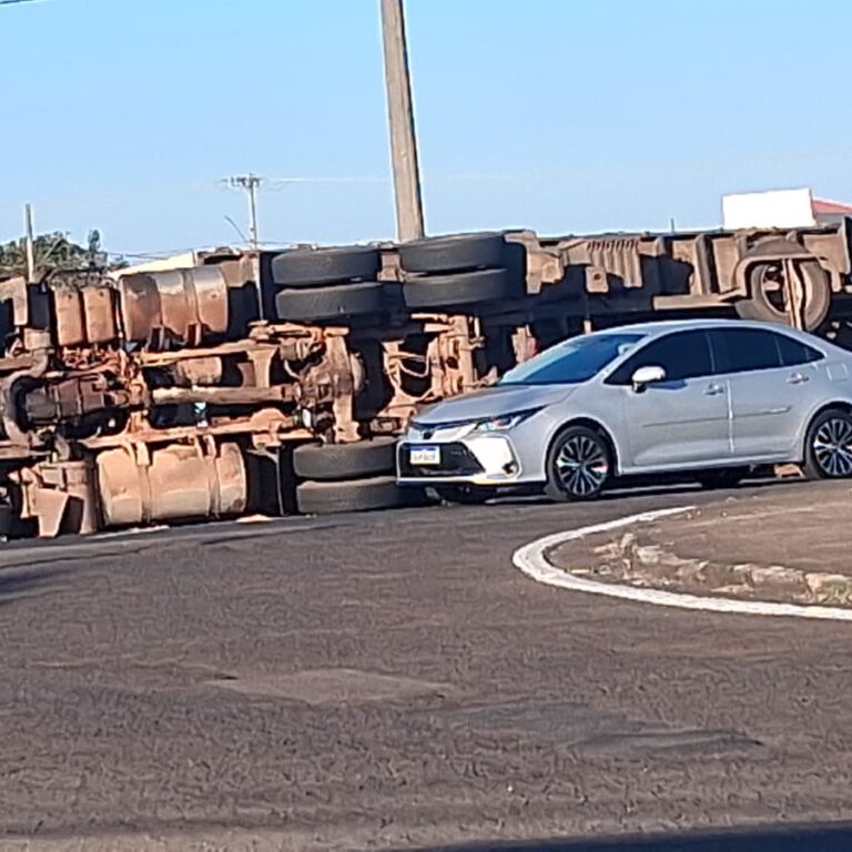 Tombamento em rotatória da BR-153 afeta o trânsito na zona sul de Marília