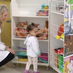 Pedagogia Hospitalar mantém rotina de aprendizado para crianças internadas no HBU