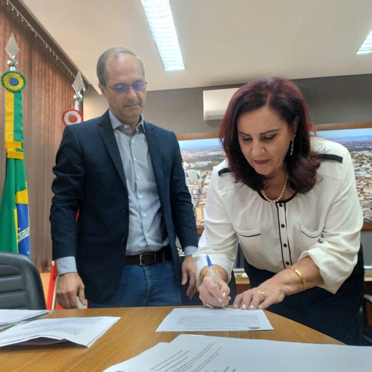 Rossana volta à Câmara e diz confiar na Justiça para concluir mandato