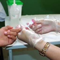 Feira noturna recebe ação de prevenção às hepatites virais nesta quinta-feira