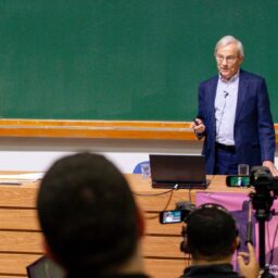 Nobel da economia diz que impacto da IA no emprego é superestimado
