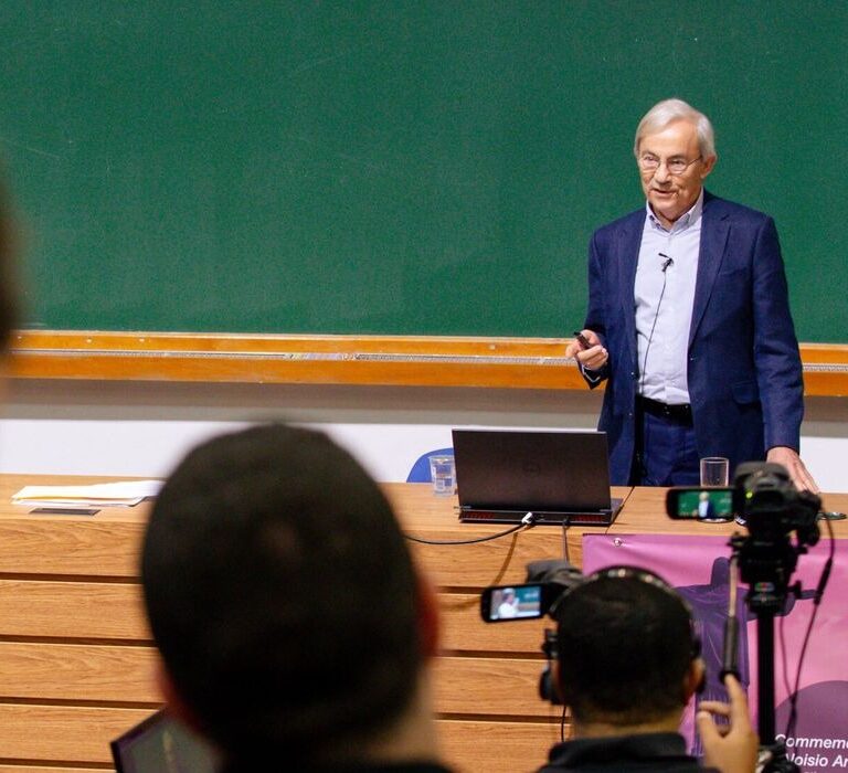 Nobel da economia diz que impacto da IA no emprego é superestimado