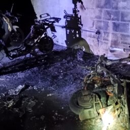 Incêndio atinge depósito da Amazon em Ourinhos e destrói motocicletas de entrega