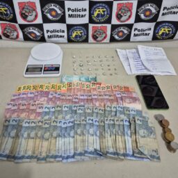 Homem é preso pela PM por tráfico de drogas e violência doméstica em Garça