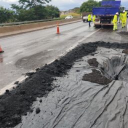 Asfalto cede e provoca interdição parcial na SP-294 em Marília