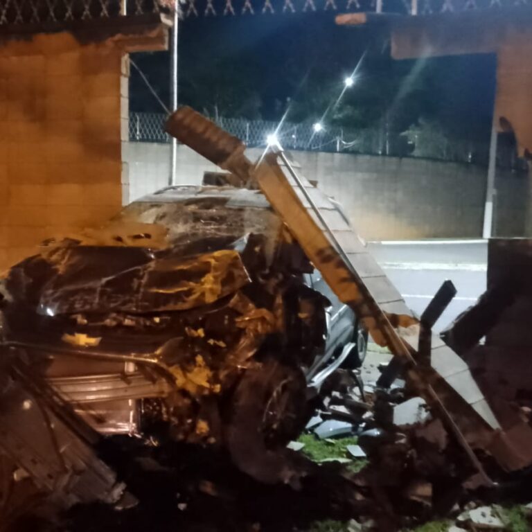 SUV derruba muro de condomínio de luxo na zona leste de Marília