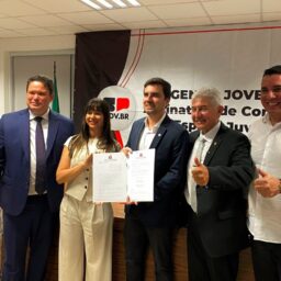 Marília firma convênio de R$ 100 mil para implantação do Espaço Juventude no Ceprom