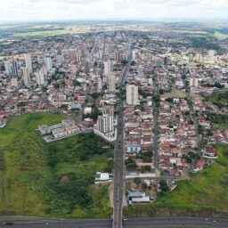 Entre obras e ideologias, Marília desafia a lógica dos investimentos eleitorais