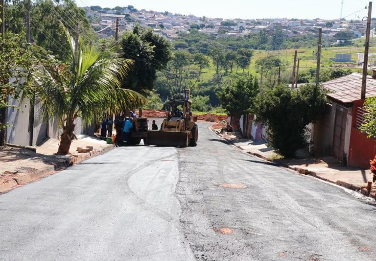 Prefeitura entrega obras no Jardim Ismael e finaliza pavimentação de vias