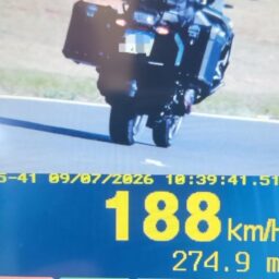 Moto é flagrada a 188 km/h durante fiscalização em rodovia de Santa Cruz