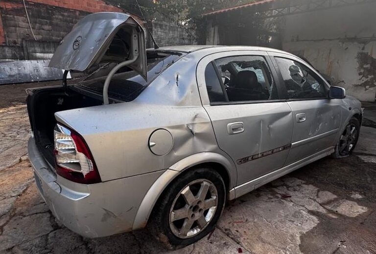 Pai e filho destroem carro durante apreensão judicial e ameaçam proprietário em Marília
