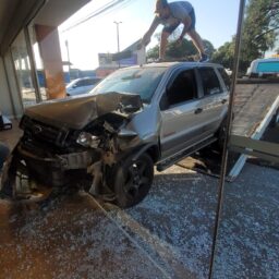 Carro invade loja de colchões e motorista é presa em Marília