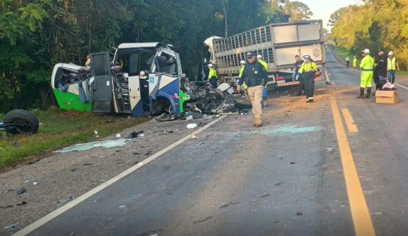 Corpos das 23 vítimas de acidente fatal no Paraná são retirados da pista