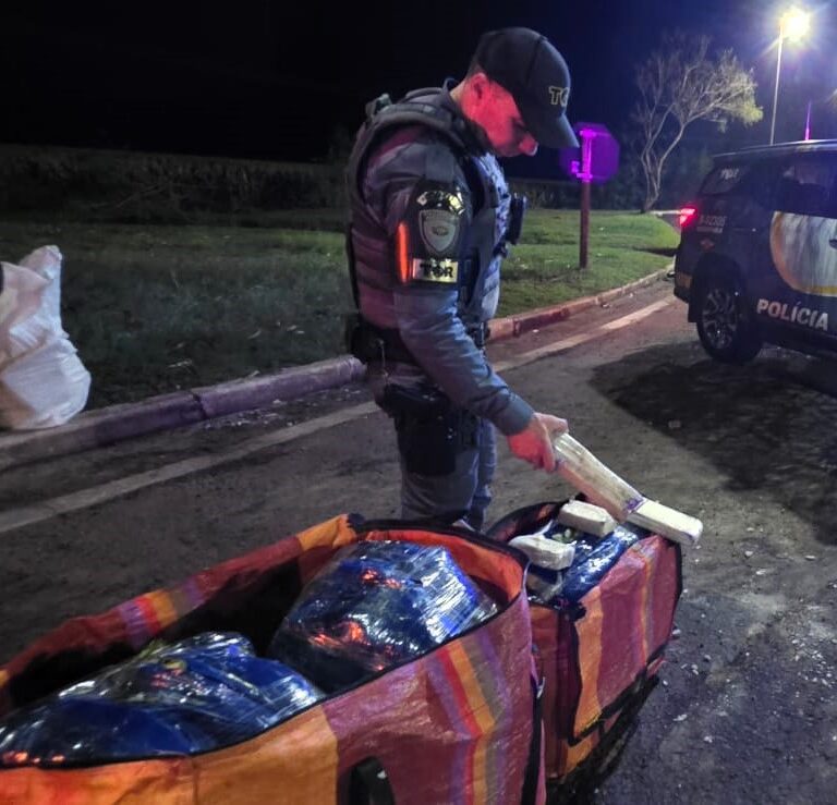Bolivianos são presos com cocaína e folhas de coca em ônibus abordado em Palmital