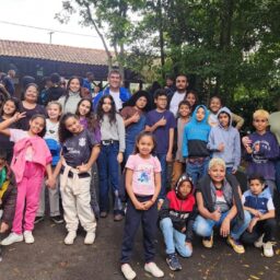 Crianças e adolescentes de Casas do Pequeno Cidadão visitam zoológico de Bauru