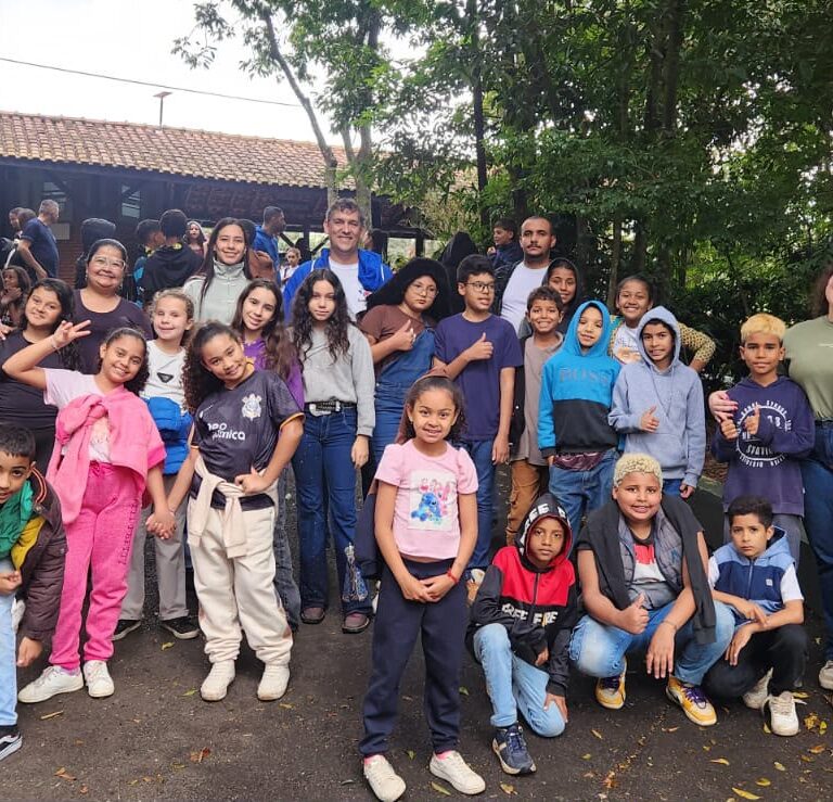 Crianças e adolescentes de Casas do Pequeno Cidadão visitam zoológico de Bauru