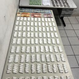 Trio tenta fugir, mas PM flagra 1.459 porções de drogas e contabilidade do tráfico em Marília